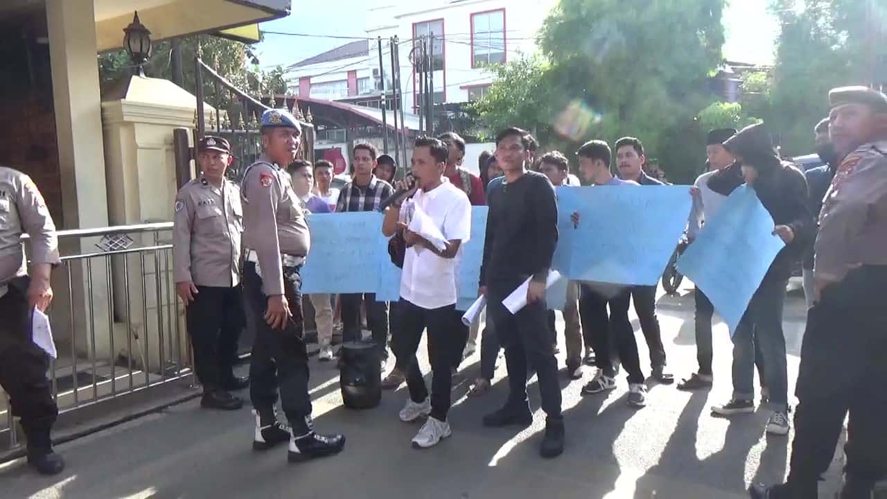 Suasana saat massa aksi orasi di pintu masuk Polrestabes Medan pada Jumat 22 Nopember 2024 (kedantv.com/Foto: Aris Sinurat).