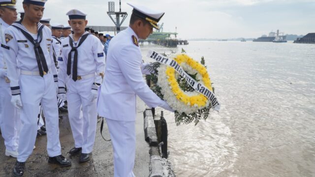 Momen Mengharukan! Upacara Dharma Samudera Kenang Gugurnya Yos Sudarso